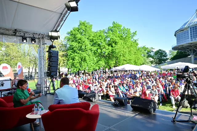 Prominente im Gespräch: Die Kirchenpresse lädt auf das "rote Sofa" ein während des Kirchentags. Margot Käßmann sprach am Donnerstag mit Willi Wild. | Foto:  epd-bild/Thomas Lohnes