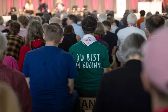 Zuschauer beim Podium "Mal nach dem Rechten sehen. Kirchliches Engagement gegen Rechtsextremismus" beim 39. Deutschen Evangelischen Kirchentag in Hannover, mit Anne Gidion, Bevollmaechtigte des Rates der Ev. Kirche in Deutschland (EKD) und der Europaeischen Union. | Foto: epd-bild/Paul-Philipp Braun
