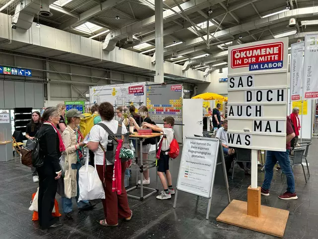 Experimentieren und diskutieren: Der Gemeinschaftsstand der mitteldeutschen Kirchen ist ein Besuchermagnet. | Foto: Willi Wild
