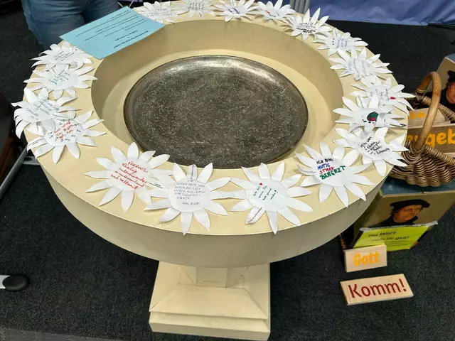Ein besonderes Sakrament: Das Zentrum Taufe aus der Lutherstadt Eisleben ist mit Taufstein am Stand des Kirchenkreises Eisleben-Sömmerda vertreten. | Foto: Willi Wild