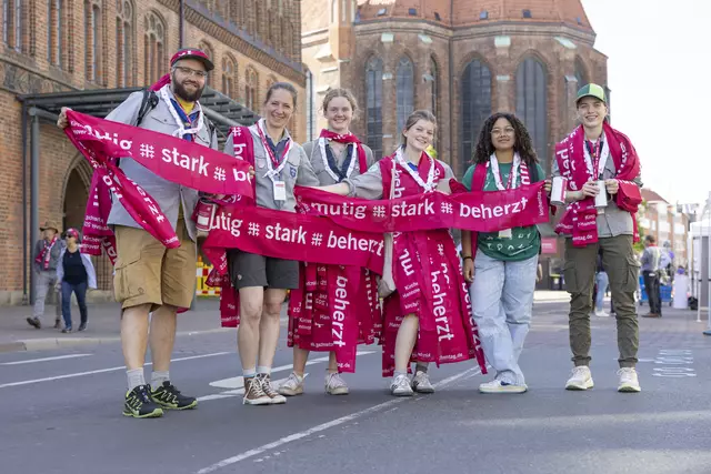 Rechteckig und rosa: Pfadfinder Verkaufen die Kirchentagsschals | Foto: epd-bild/Paul-Philipp Braun
