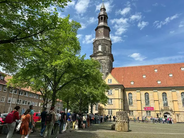 Großer Andrang: Der Friedensgottesdienst der Evangelischen Friedensarbeit in der St. Johanniskirche zog zahlreich Besucher an. | Foto: Willi Wild