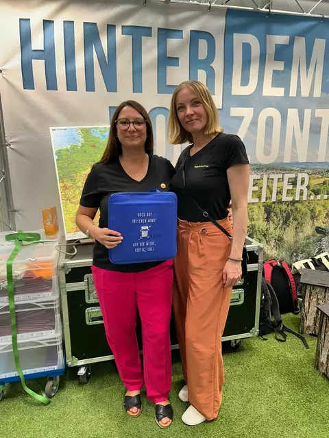 Aus dem grüne Herze der EKM angereist: Julia Otto (l.) und Ines Hoffmann am Stand des Kirchenkreises Bad Salzungen-Dermbach | Foto: Willi Wild