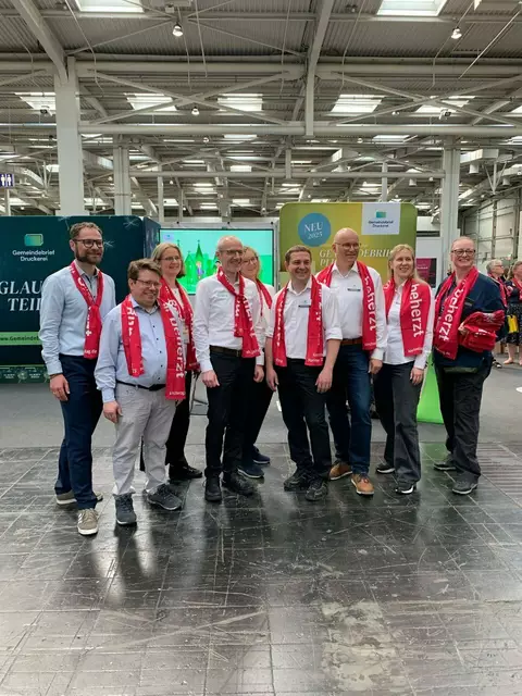 Gute Stimmung in Messehalle 6:  André Poppowitsch vom Gemeindebriefpotal (2.v.l.) zusammen mit der Marktleitung am Stand B 23. | Foto:  Gemeindebriefdruckerei