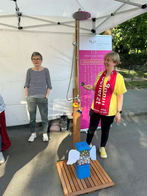 Einmal abbrausen bitte: Die Medizinische Hochschule Hannover erfrischte mit einer Segensdusche. | Foto: Willi Wild