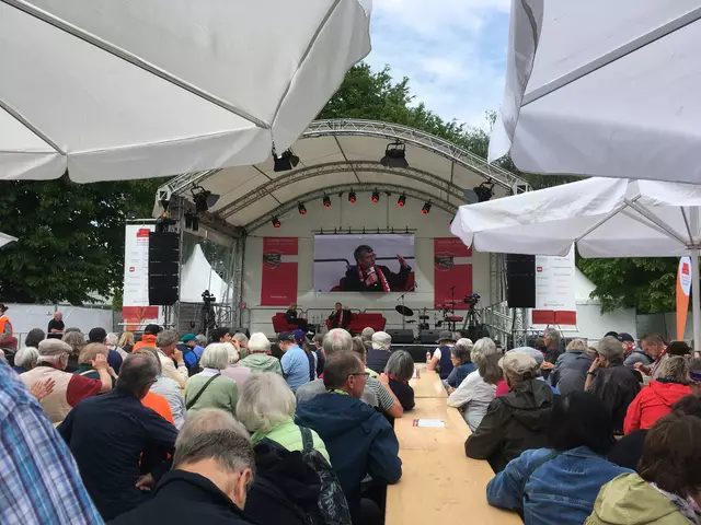 Landesbischof Friedrich Kramer beim Interview von Corinna Buschow auf dem Roten Sofa | Foto: Gerlint Buchwald