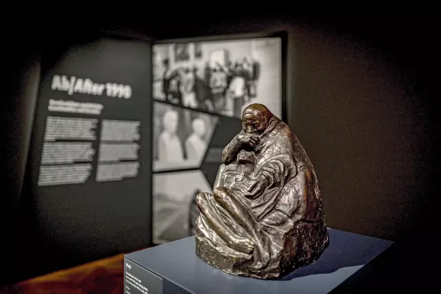 Wendepunkt: Einen tiefen Einschnitt in Käthe Kollwitz' Leben ist der Tod ihres Sohnes Peter, der im Ersten Weltkrieg fällt. Den Verlust verarbeitet sie in der Bronzeplastik »Pietà« (1937). | Foto: epd-bild/Peter Jülich