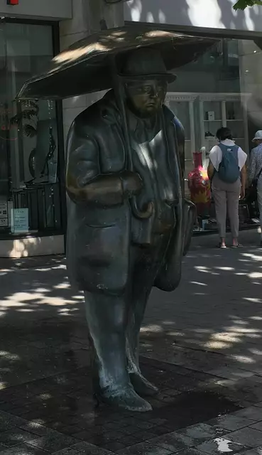 Nicht die ganze Zeit blieb der Regen aus, so fiel das Interview von Landesbischof Ralf Meister durch Willi Wild auf dem Roten Sofa leider ins Wasser (hier eine der Regenfiguren in Hannovers Innenstadt). | Foto: Gerlint Buchwald