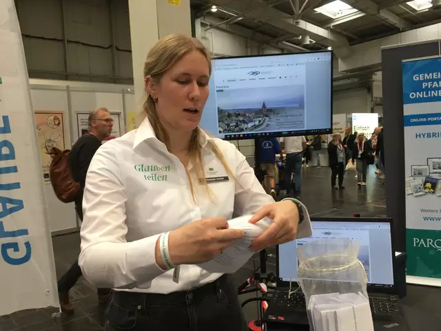 Je eine Lutherbibel gehen nun nach Itzehoe, Hamminkeln und Gieboldehausen. | Foto: Gerlint Buchwald