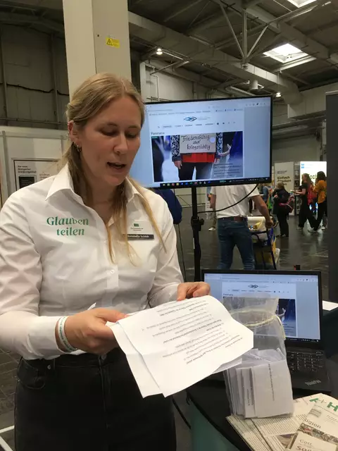 Annabelle von der Gemeindebriefdruckerei baten wir, als Glücksfee die Gewinner zu ziehen. | Foto: Gerlint Buchwald