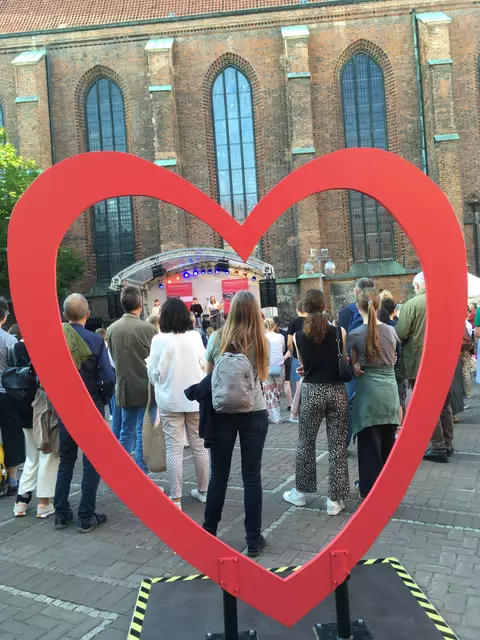 Die ev. Jugend musiziert vor der Marktkirche. | Foto: Gerlint Buchwald