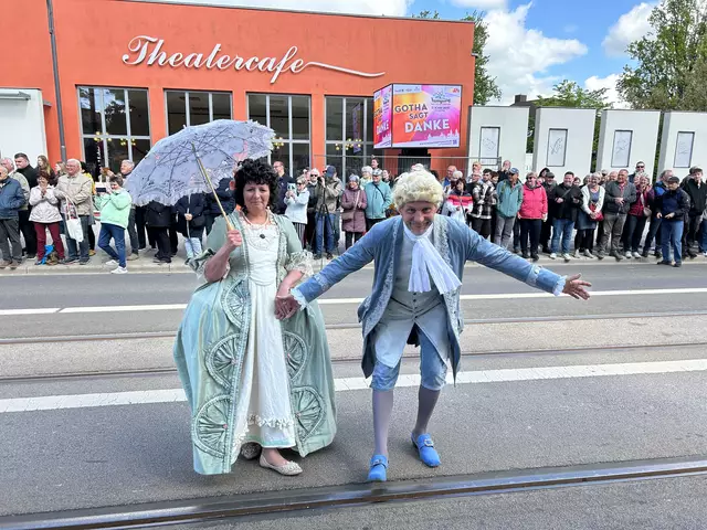 Adel verpflichtet. Nicolas Ronzier de Fontainbleau, Tanzmeister am Fürstenhof Öhringen, alias G+H-Leser Thomas und Anne Rose Kratsch aus Ohrdruf, zeigten beim Festumzug anlässlich des Thüringentages in Gotha ihre historischen Kostüme. Das Ehepaar gehört zur Barocktanzgruppe Schloss Ehrenstein Ohrdruf. Kratsch ist qualifizierter Lektor und hält Gottesdienste im Kirchenkreis Waltershausen. Ende Juni wird er den Kirchlichen Fernunterricht der EKM zum Prädikanten abschließen. | Foto: Willi Wild