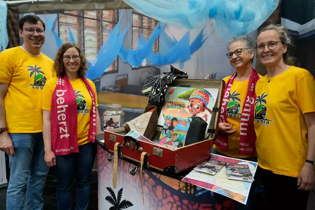 Andrea Haupt, Anna-Mara Schickram, Almut Heinze und Dr. Lukas Richter zeigen den Tanzania Koffer zum Ausleihen. | Foto: Wolfgang Hesse