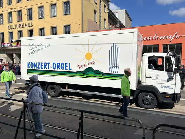 Musik auf Rädern: Kirchenmusikdirektor Jens Goldhardt spielte auf einer Lkw-Orgel mit 1.800 Pfeifen. | Foto: Willi Wild
