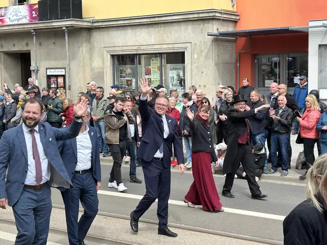 Die Gastgeber des Thüringentages: Ministerpräsident Mario Voigt (3. v.l.) und Oberbürgermeister Knut Kreuch (r.). | Foto: Willi Wild