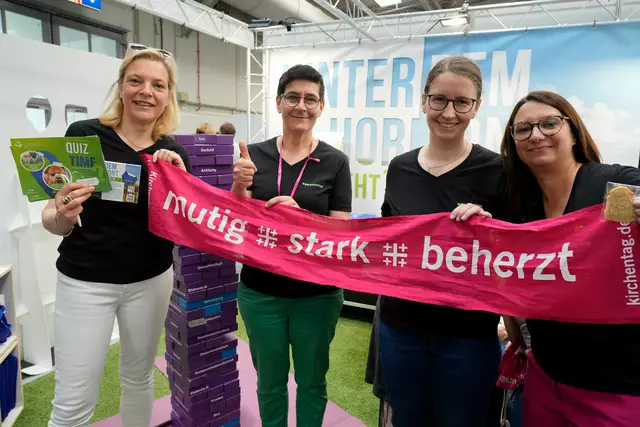 Begrüßten die Gäste am Stand des Kirchenkreises Bad-Salzungen-Dermbach: v. l. Felicitas Kotsch, Christina Quiatkowaski, Isabell Liebsang, Julia Otto | Foto: Wolfgang Hesse