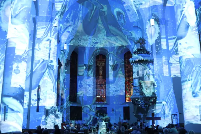 Eine farbenprächtige Lichtinstallation von Matthias Faul mit Bildern von Thüringer Kirchen zog die Besucher an den Abenden in ihren Bann.  | Foto: Friedemann Witting