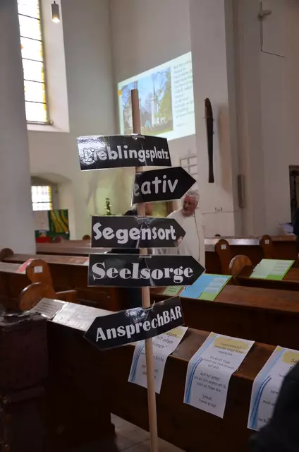 Wegweiser zu den Segnungs- und Seelsorge-Angeboten unter dem Motto "Ansprech-Bar".  | Foto: Janin Göring-Walter