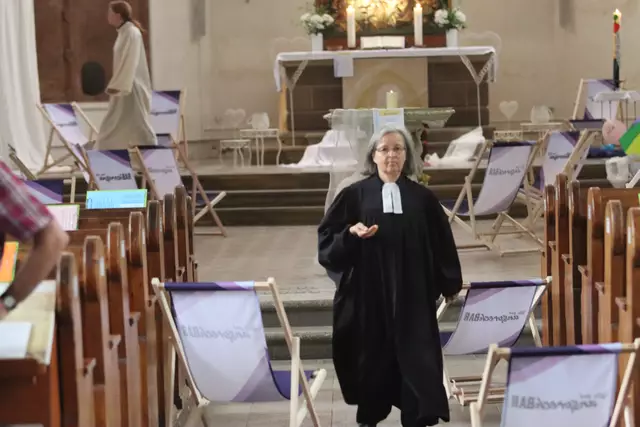 Flanieren zwischen Liegestühlen und Kirchenbänken in der Margarethenkirche. | Foto: Friedemann Witting