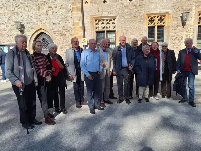 Der „Ökumenische Freundeskreis“ (v.l.): Gerhard Rein, Gudrun Rein, Dorothee Engelhardt, Joachim Garstecki, Sohn Martin Falcke, Heino Falcke, Andreas Zumach (leicht verdeckt), Heiko Lietz, Hans Misselwitz, Konrad Raiser, und davor: Almuth Berger, Ruth Misselwitz, Elisabeth Raiser, Bernd Winkelmann
 | Foto: Ines Rein-Brandenburg