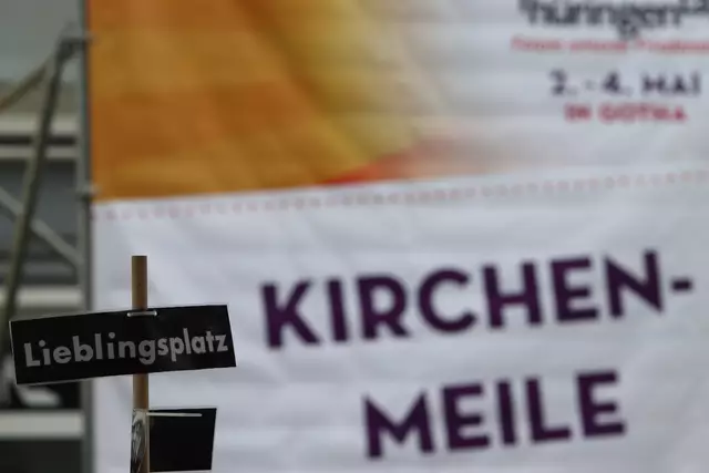 An verschiedenen Info- und Aktionsständen an der Margarethenkirche haben sich Christen auf der Ökumenischen Kirchenmeile präsentiert. | Foto: Friedemann Witting