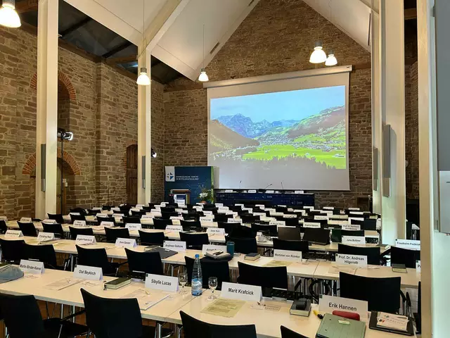 Die Synode tagt in der großen Scheune. | Foto:  Foto: Willi Wild