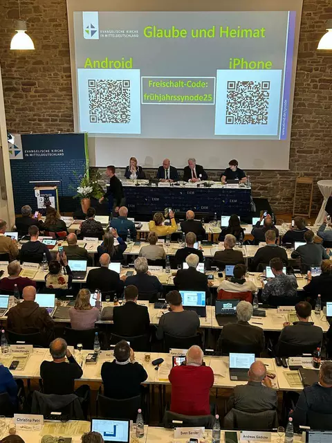 Die 80 Synodalen erhalten zum Start der Beratungen einen Freischaltcode für die Kirchenzeitungs-App. | Foto: Willi Wild