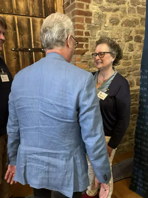 Amtsvorgänger trifft Nachfolgerin: Der scheidende Finanzdezernent Stefan Große gratuliert Barbara Füten | Foto: Willi Wild