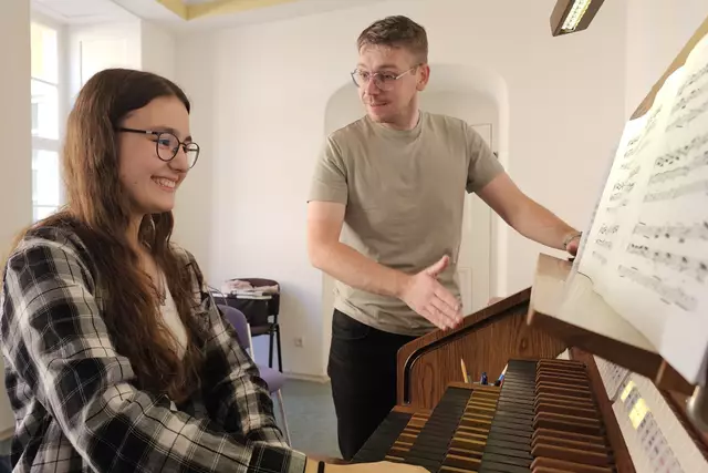 Johanna Heinemann, Schülerin der Landesschule Pforta wird von Kantor Mike Nych unterrichtet | Foto: Fotos: Landesschule Pforta - M. Haase / Photo-Tempel, Naumburg