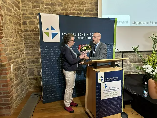 Der Präses der Landessynode, Dieter Lomberg, verkündet das Ergebnis der Wahl und gratuliert Barbara Füten. | Foto: Willi Wild