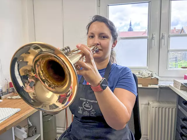 Janine Reutermann spielt seit der Grundschulzeit im Apfelstädter Posaunenchor. Seit einigen Jahren leitet die 27-jährige Metallblasinstrumentenmachermeisterin ihn auch. | Foto: Angelika Reiser-Fischer