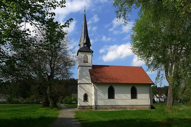 Die Kirche im Sommer | Foto: Frank Bothe, CC BY-SA 4.0, https://commons.wikimedia.org/w/index.php?curid=36712300
