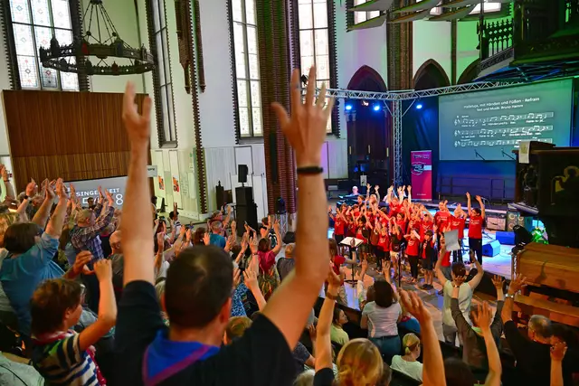 Rund um die Uhr Singen in der Christuskirche beim 39. Deutschen Evangelischen Kirchentag in Hannover. Es ist ein Singmarathon, wie es ihn auf Kirchentagen noch nicht gegeben hat: Nonstop wird während des Kirchentags in Hannovers Christuskirche gesungen - 74 Stunden, rund um die Uhr. | Foto: epd-bild/Thomas Lohnes