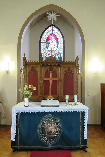 Altar und Christus-Fenster | Foto: Greifen, CC BY-SA 4.0, https://commons.wikimedia.org/w/index.php?curid=81968397