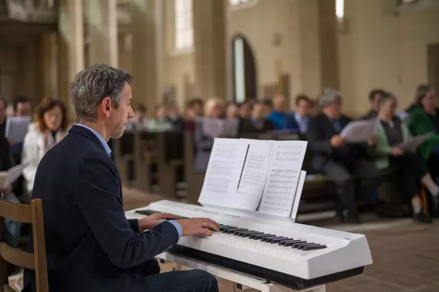 Landespopkantor Christian König lud zum gemeinsamen Singen mit Schülern des Ratsgymnasiums ein. | Foto: Matthias Frank Schmidt