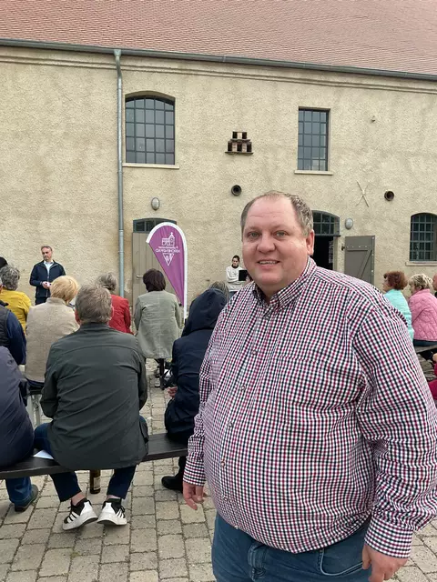 Auch Bürgermeister Rico Röse zeigte sich begeistert von dem Projekt: „Der Falkensteiner Kirchenpfad ist ein großartiges Beispiel für den Zusammenhalt unserer Gemeinden und das Engagement für unser Kulturgut.“ Er lobte die besonders die ehrenamtlich Agierenden, die ihre Heimat auf diese Weise würdigen und auch Gäste willkommen heißen. | Foto: Ev. Kirchenkreis Egeln