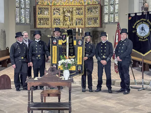 Geweiht und gesegnet: Die Innungsfahne wird die nächsten Generationen von Schornsteinfegern begleiten. | Foto: Uwe Kraus