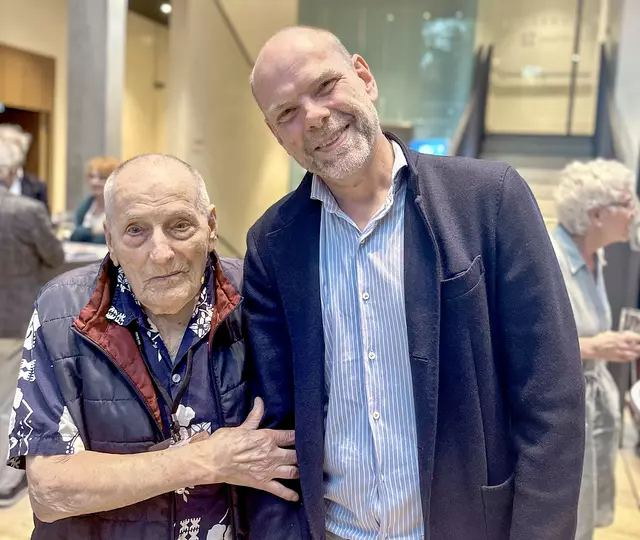 Mykola Urban (l.), ein 100-jähriger Überlebender des KZ Sachsenhausen, mit Axel Drecoll, Direktor der Stiftung Brandenburgische Gedenkstätten | Foto: epd-Bild/Jonas Grimm