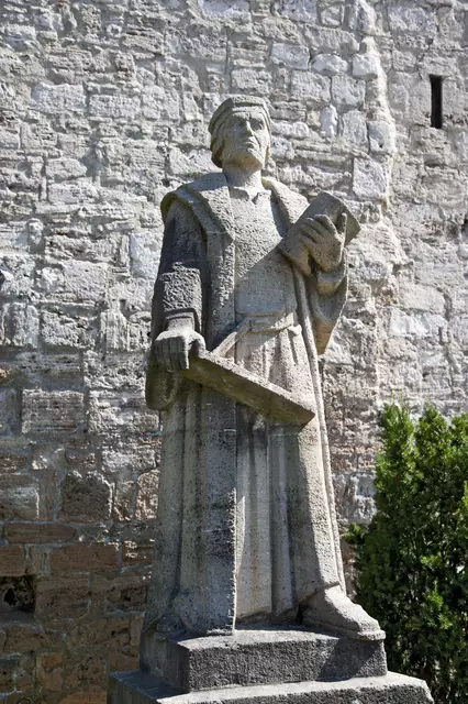 Müntzer-Denkmal  am Frauentor in  Mühlhausen/Thüringen. Das weltweit erste freistehende Denkmal für den radikalen Reformator schuf der renommierte Bildhauer Will Lammert in den Jahren 1956 und 1957 aus lokalem Travertinstein. | Foto: epd-bild / Norbert Neetz