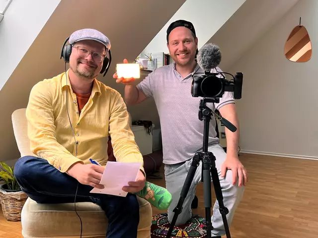 Der Dokumentarfilm "Was bleibt? Das Auslandsjahr in meinem Leben" von Christian Weinert (v.l.) und Kameramann Ferdinand erzählt, wie Freiwilligendienste im Leben der ehemaligen Weltwärts-Freiwilligen aus Deutschland, Tansania und Kamerun nachwirken. | Foto: epd-bild/Ferdinand Carrière