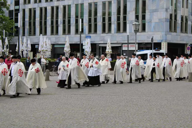 Die Ordensritter zogen auf dem Domplatz viele Blicke auf sich. | Foto: Oliver Gierens