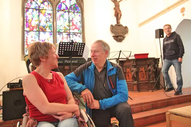 Offen für alle: In Apolda können alle mitmachen, die gerne singen - vom zehnjährigen Schulkind bis zum 90-jährigen Senior, wie Thomas Kissmann (r.) betont. Unter den Interessierten, die zum Vorbereitungstreffen kamen, war auch Sandy Weder (l.). Sie singt nicht zum ersten Mal unter der Leitung von Thomas Kissmann.   | Foto: Foto: Doris Weilandt