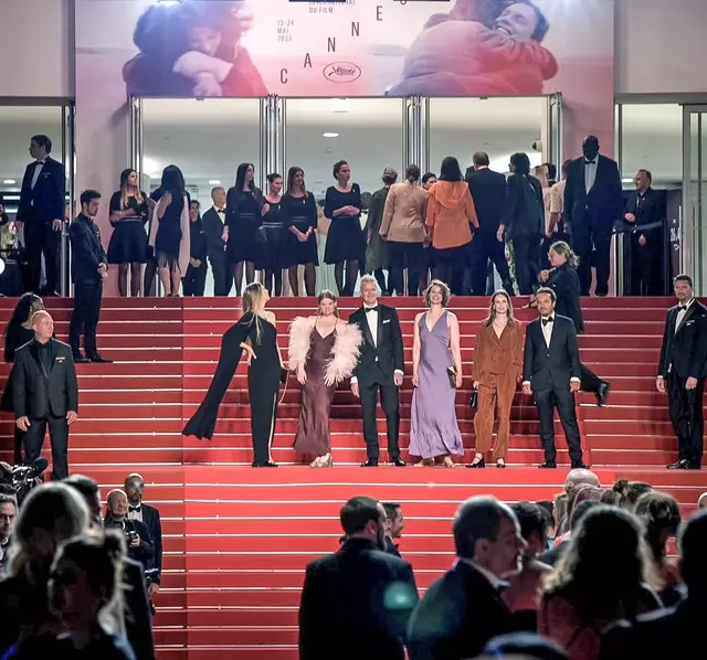 Glamour statt Gesangbuch: Felicitas Erben (v. l.), Marie Charlotte Seidel, Produzent Michel van der Aa, Viola Blache, Helene Erben und der Kreativleiter Aram Balian auf dem roten Teppich vor dem Festspielhaus in Cannes | Foto:  Foto: Eleonora Paciullo