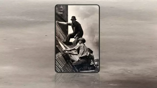 Historisch: Großvater und Vater von Michael Schneider, wie sie das Dach der Weimarer Herderkirche nach dem Bombenangriff 1945 reparierten.
| Foto: Foto: Dach Schneider