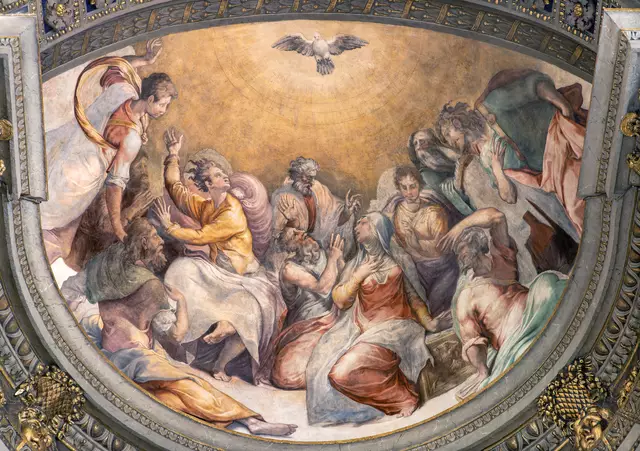 Wie eine Taube erscheint der Heilige Geist auf diesem Fresco in der Kirche Santa Maria dell’Anima in Rom. | Foto: Renáta Sedmáková – stock.adobe.com