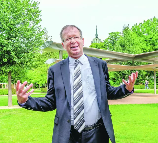 Johann Schneider im Luthergarten in Wittenberg, einem Lieblingsplatz – im Hintergrund der Turm der Schlosskirche | Foto: Thomas Klitzsch