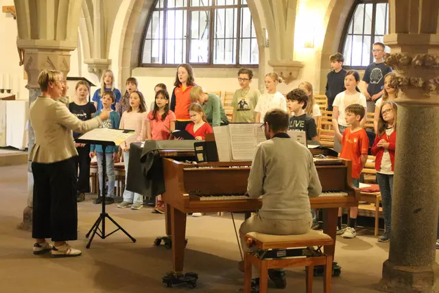 Kantorin Sabine Lattorf probt mit dem musikalischen Nachwuchs im Dom. | Foto: Thorsten Keßler