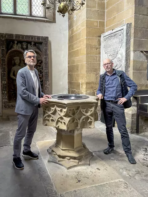 Die Taufkapelle wäre mit dem Einbau einer zusätzlichen Empore unwiederbringlich verloren, warnen der Weimarer Professor für Denkmalpflege Hans-Rudolf Meier (l.) und Restaurator Ludwig Volkmann. | Foto: Angelika Reiser-Fischer