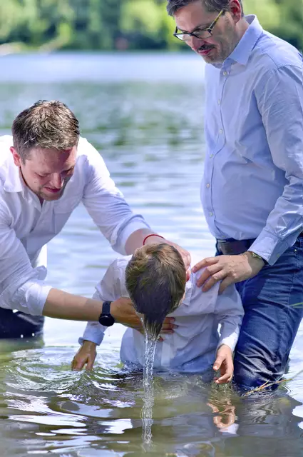 Pfarrer Tobias Gruber taufte bereits 2023 im See. Manche Täuflinge wollten dabei ganz untertauchen.  | Foto: Kai Sommer
