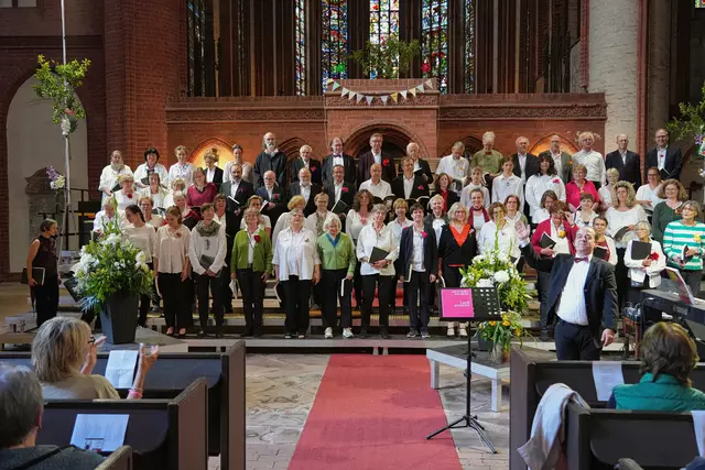 Domkantor Johannes Schymalla(rechts im Bild) mit den Sängern der Domkantorei im Dom St.Marien | Foto: Domkantorei Stendal